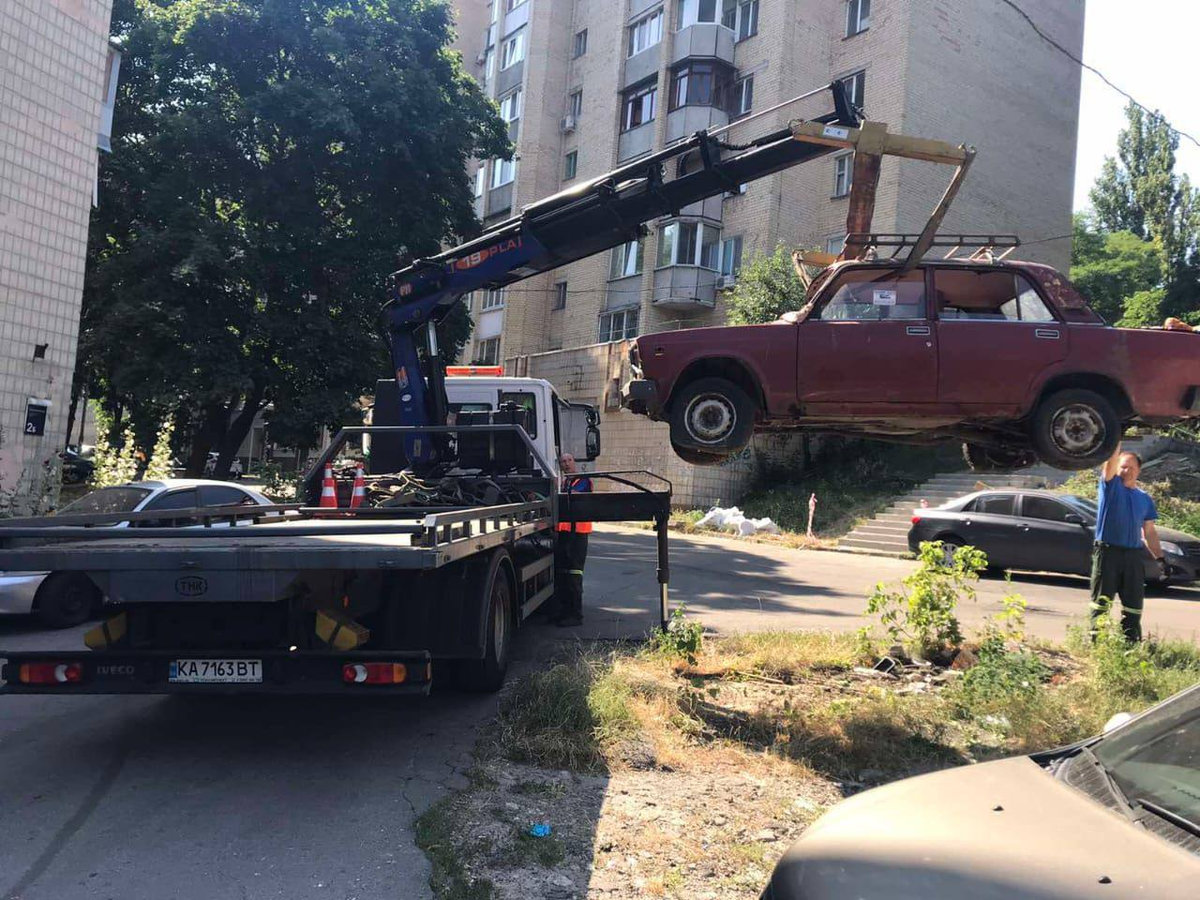 прибирання покинутих авто в Києві