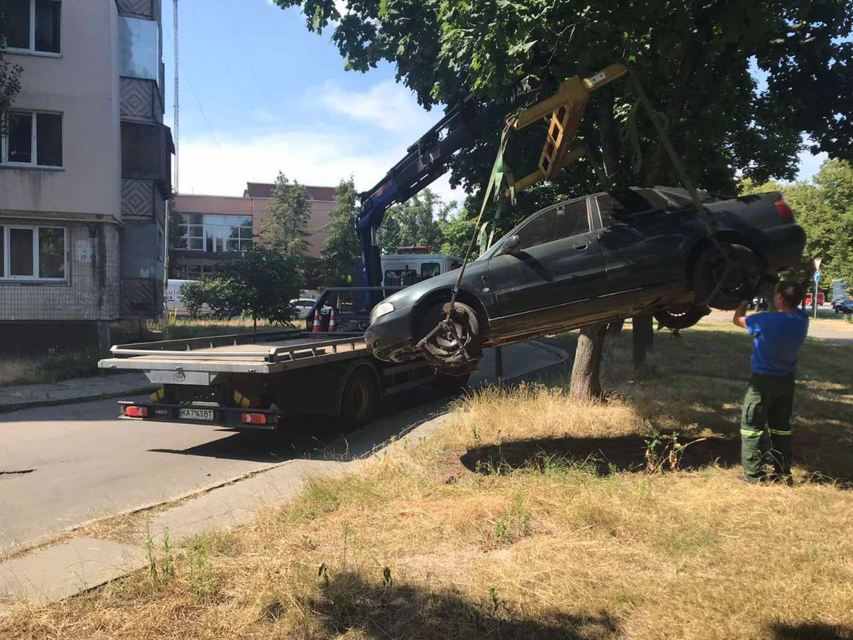 прибирання покинутих авто в Києві