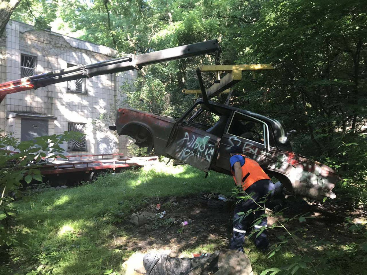 прибирання покинутих авто в Києві