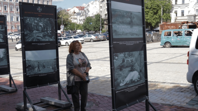 Живі кадри з-під обстрілів: фотовиставка до Днів пам’яті героїв Іловайської битви