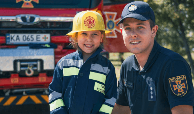 Офіцери-рятувальники навчають дітей правилам пожежної безпеки