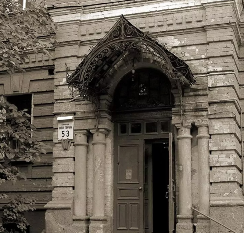 Реставратори розпочинають відновлення декоративної фрамуги у Шевченківському районі Києва