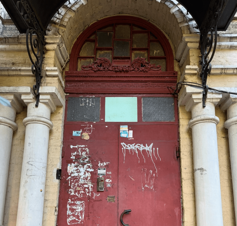 Старовинна фрамуга на вулиці Гончара, 53 у Києві перед реставрацією