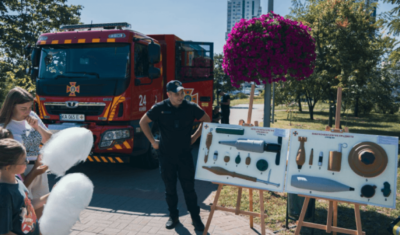 Рятувальники ДСНС у Києві проводять заняття для молоді