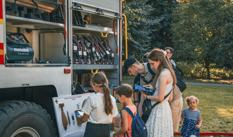 Кияни вчаться розпізнавати небезпечні предмети разом із рятувальниками