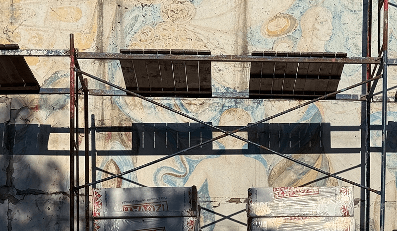 Відкритий під вагонкою розпис на фасаді ліцею в Оболонському районі Києва