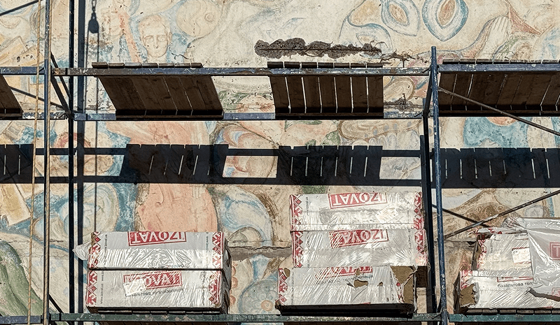 Фрагменти унікального настінного живопису, що нагадує твори бойчукістів