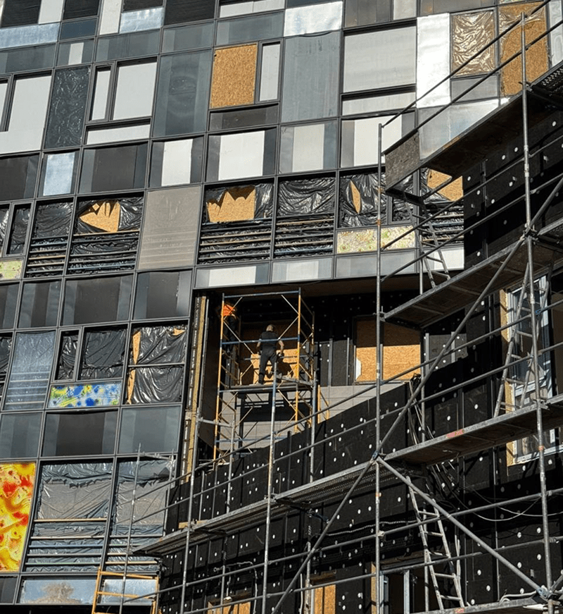 В Охматдиті демонтували велику кількість старих конструкцій