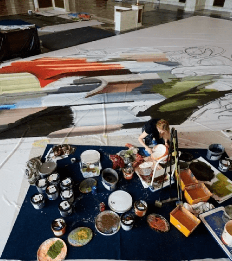 Як художниця Хоменко малювала велике полотно на вокзалі у Києві