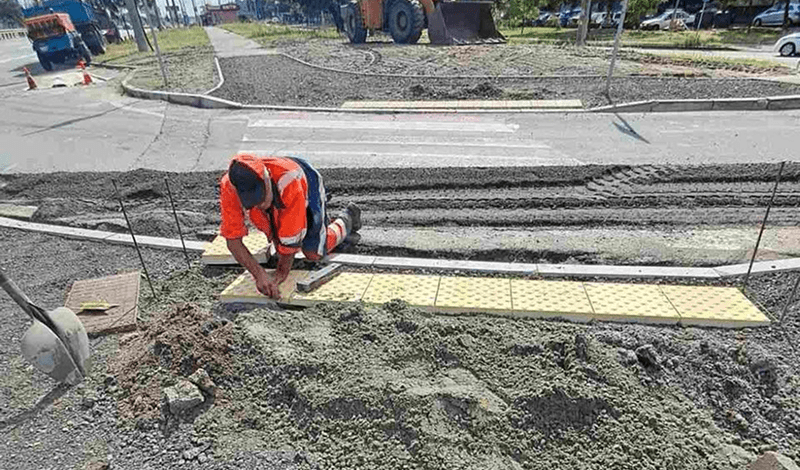 Комунальники прибрали бордюри біля пішохідних переходів у 29 локаціях