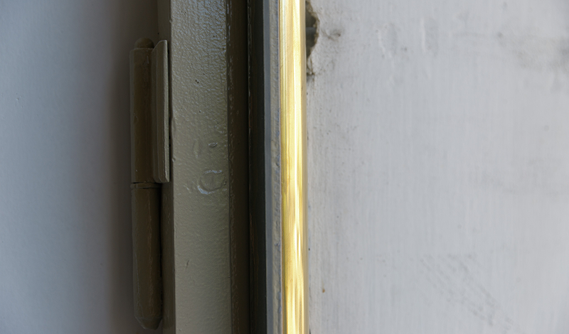 Латунні лиштви фасадних рам після зняття нашарувань фарби