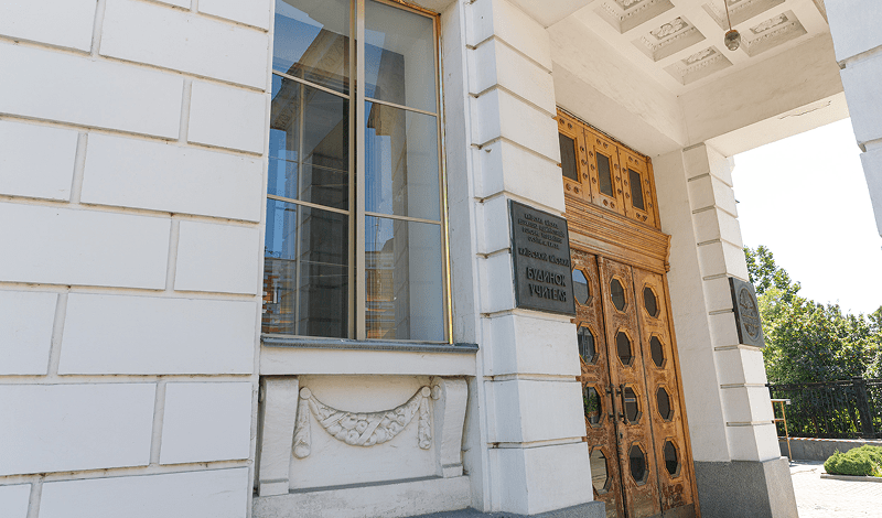 Реставратори відновлюють вікна Будинку вчителя вперше за 113 років