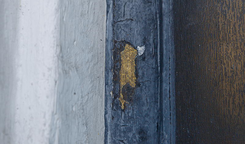 Автентичне фарбування вікон, відкрите реставраторами у Будинку вчителя