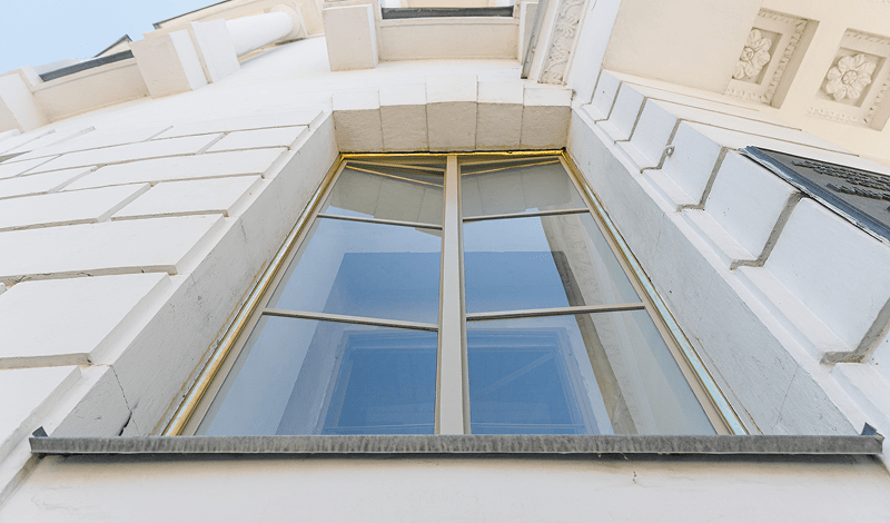 Відновлення фасадних вікон на Будинку вчителя після удару ракети 2022 року