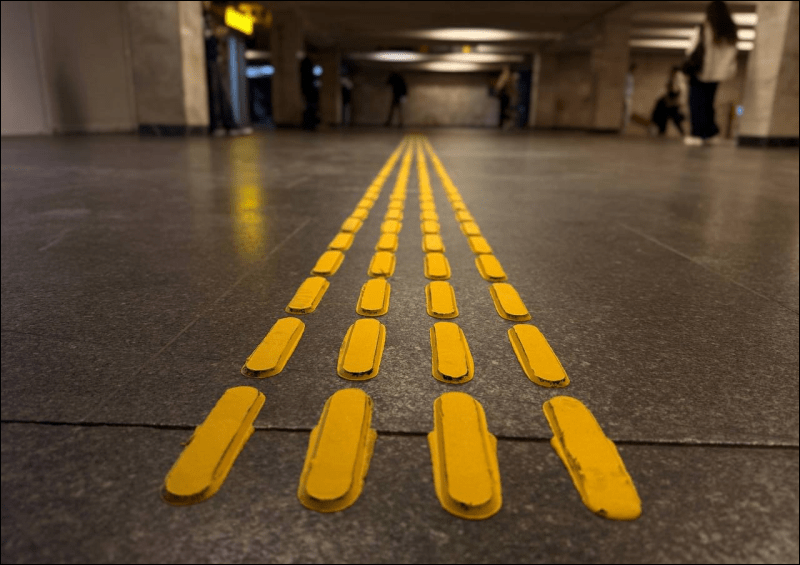 Тактильні індикатори в метро нанесли на станції Олімпійська
