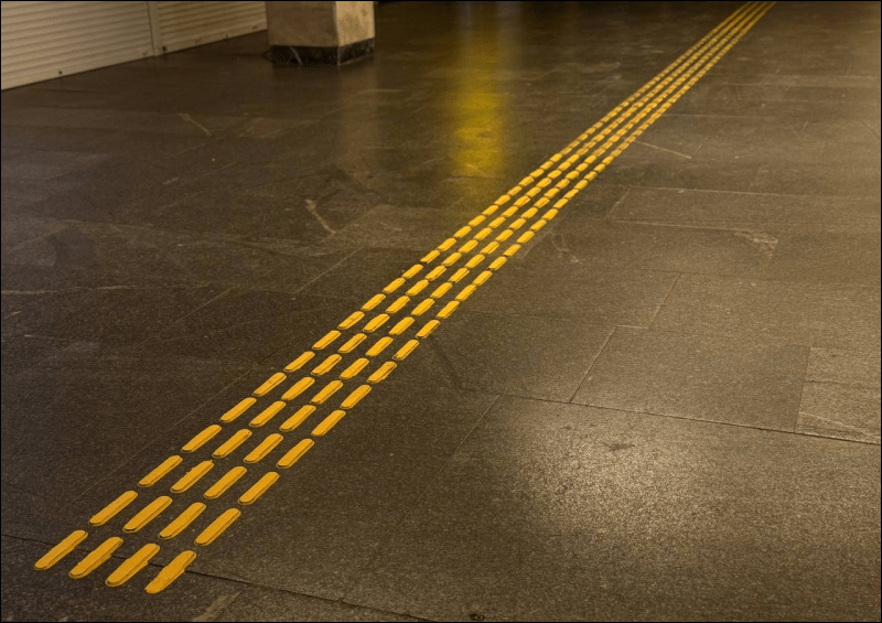 Тактильні індикатори почали облаштовувати в метро Києва