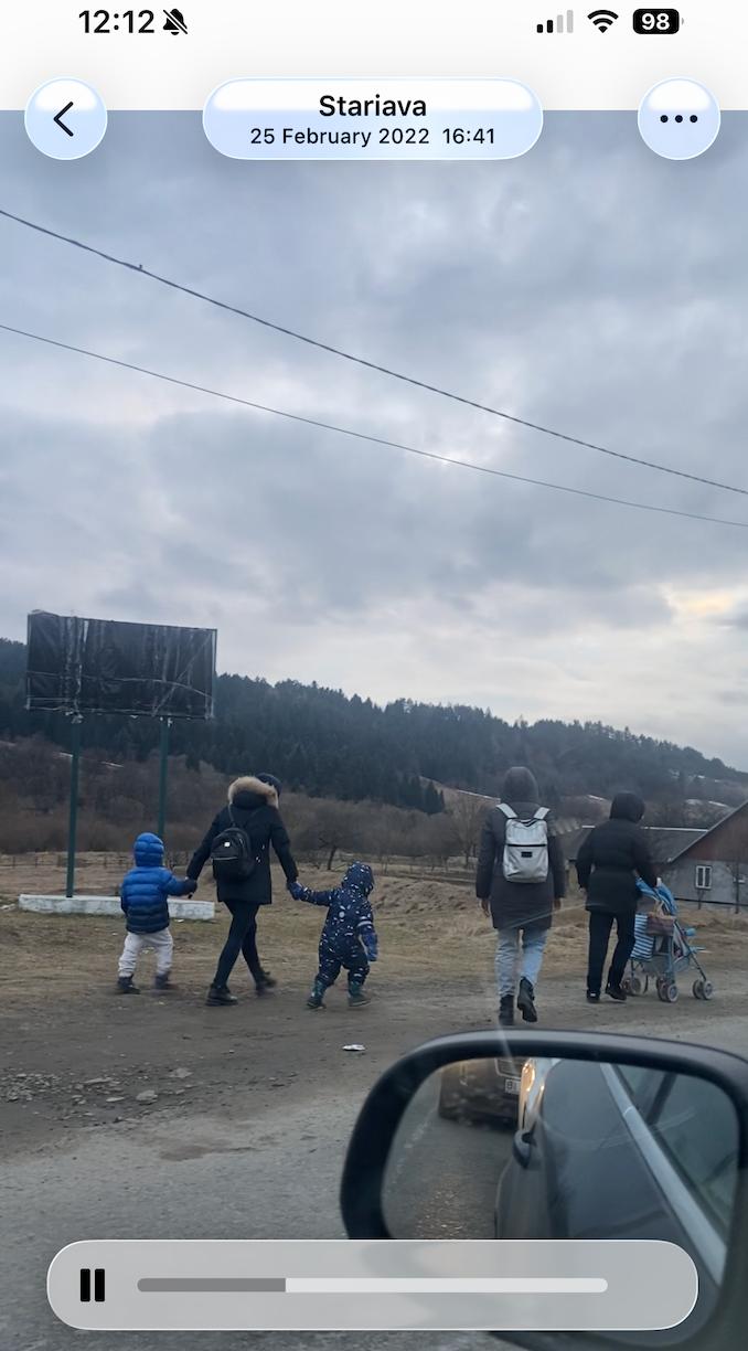 Жінки з дітьми пішки йдуть до кордону
