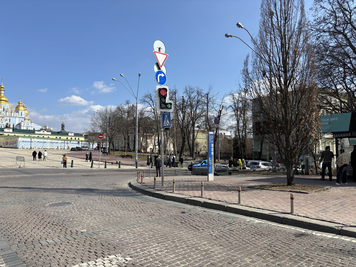 Світлофор із червоним колом на Михайлівській площі