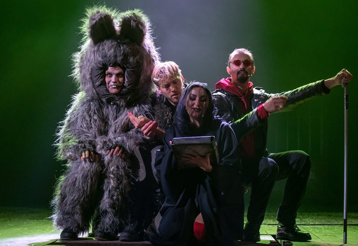 Вистава Я бачу, вас цікавить пітьма