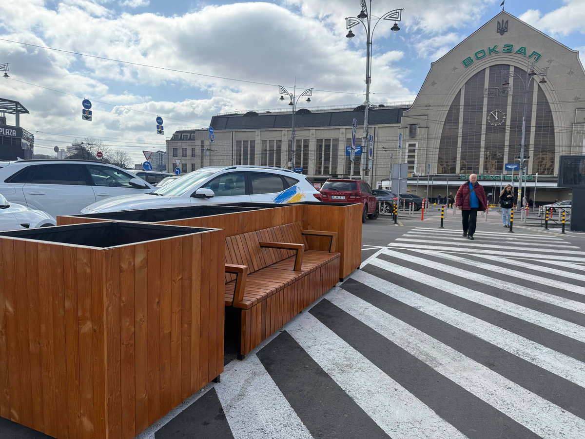 Парклети біля залізничного вокзалу