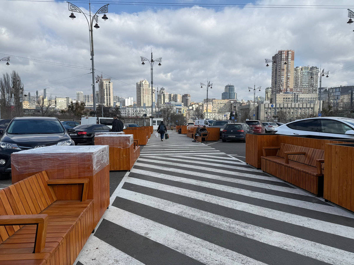 Парклети біля залізничного вокзалу