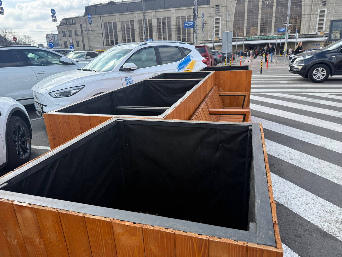 Парклети біля залізничного вокзалу