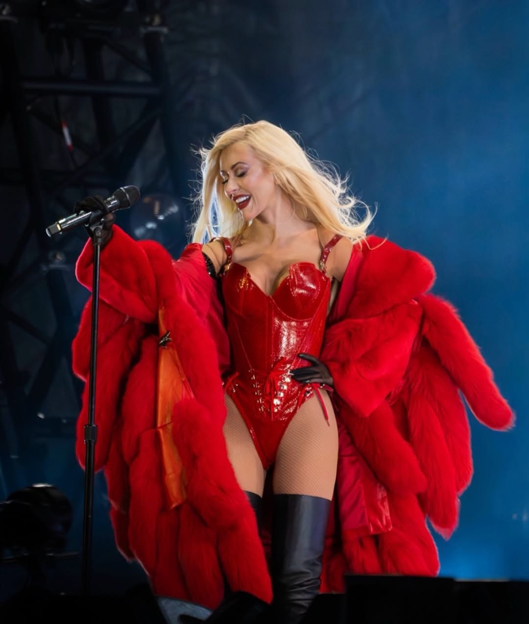 Крістіна Агілера в шубі SANTA