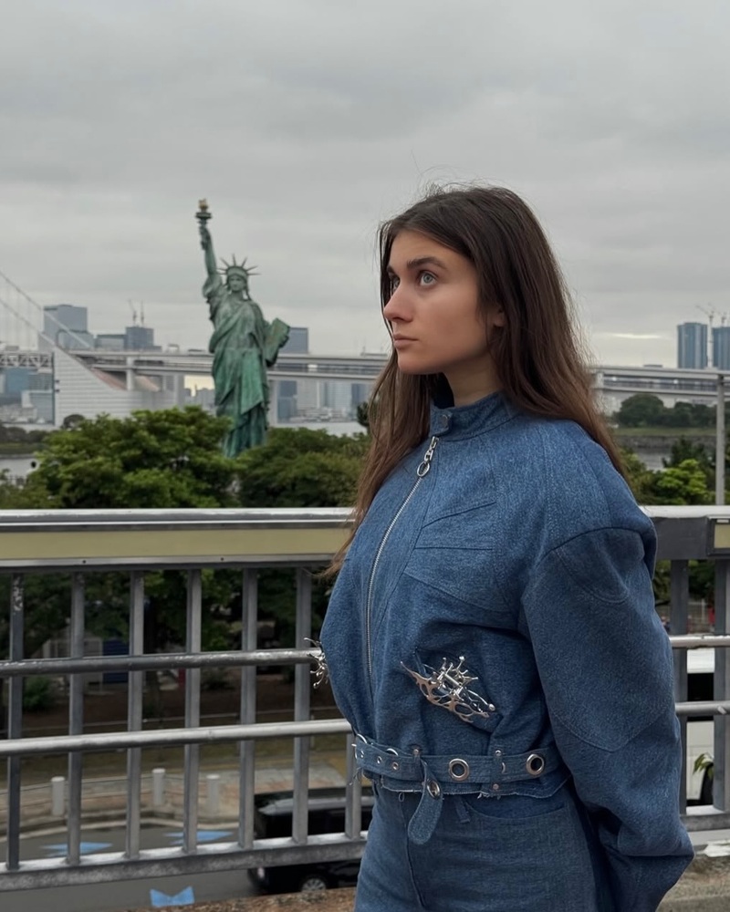 Jerry Heil у куртці та джинсах UPSLOWUSE