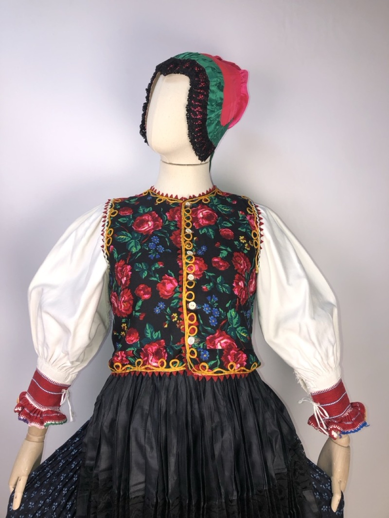 Жіноче святкове вбрання з Лемківщини першої половини XX століття