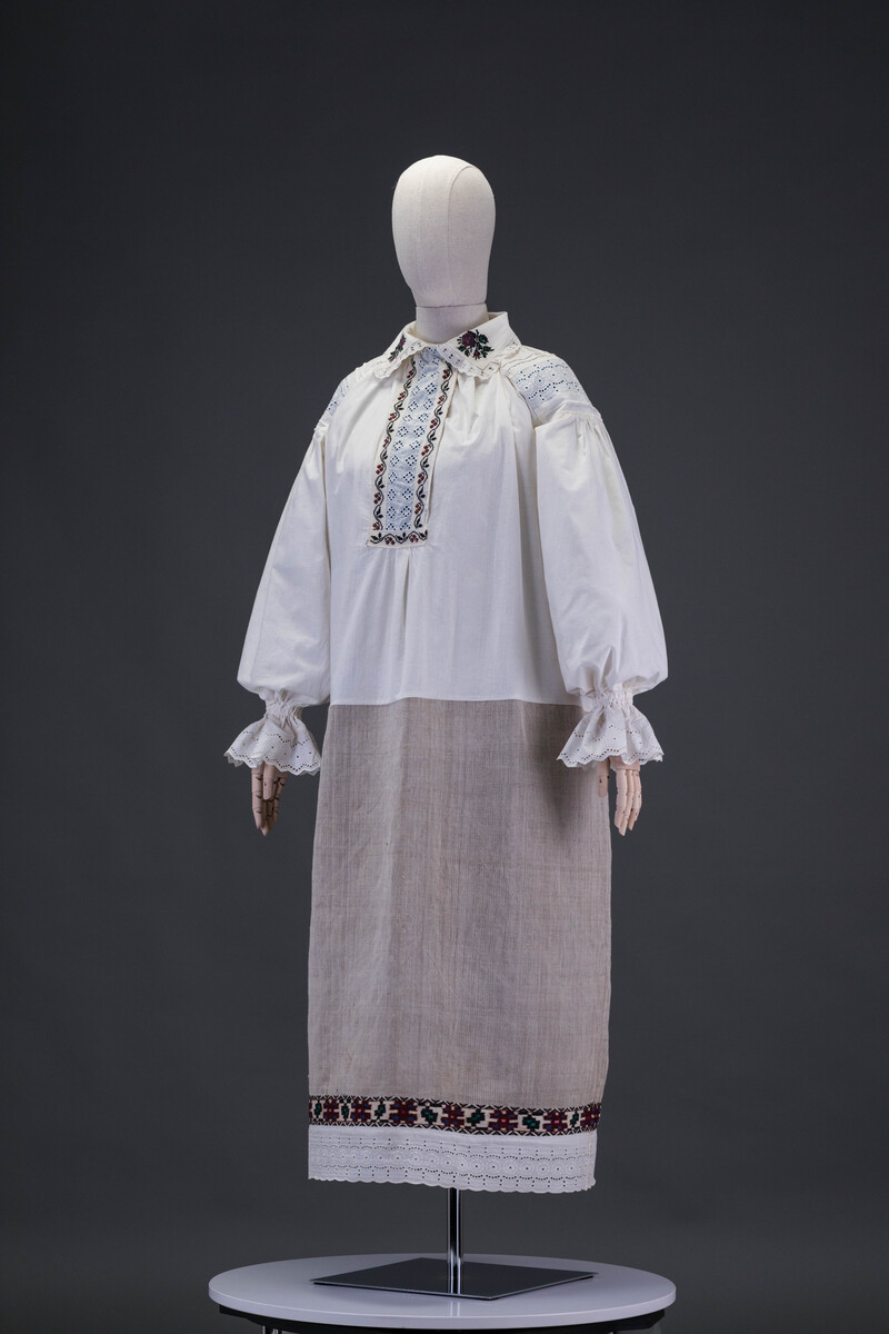 Жіноча вишита сорочка середини XX століття