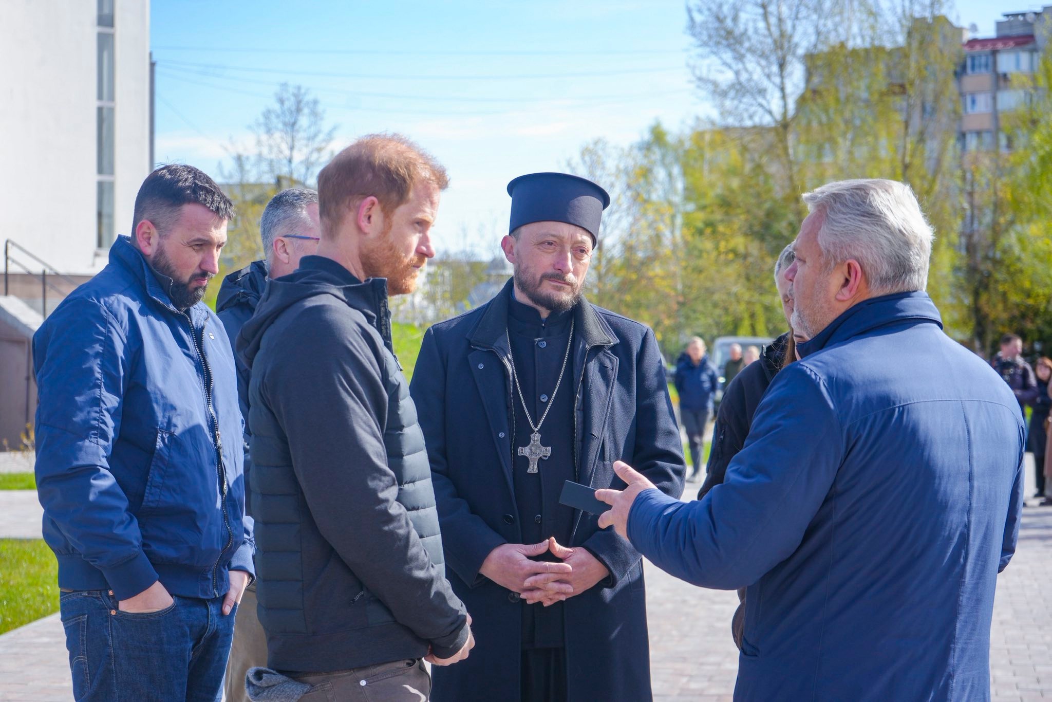 Принц Гаррі у Бучі разом з мером вшанував пам’ять загиблих під час окупації міста рф Фото: facebook.com/buchagolova