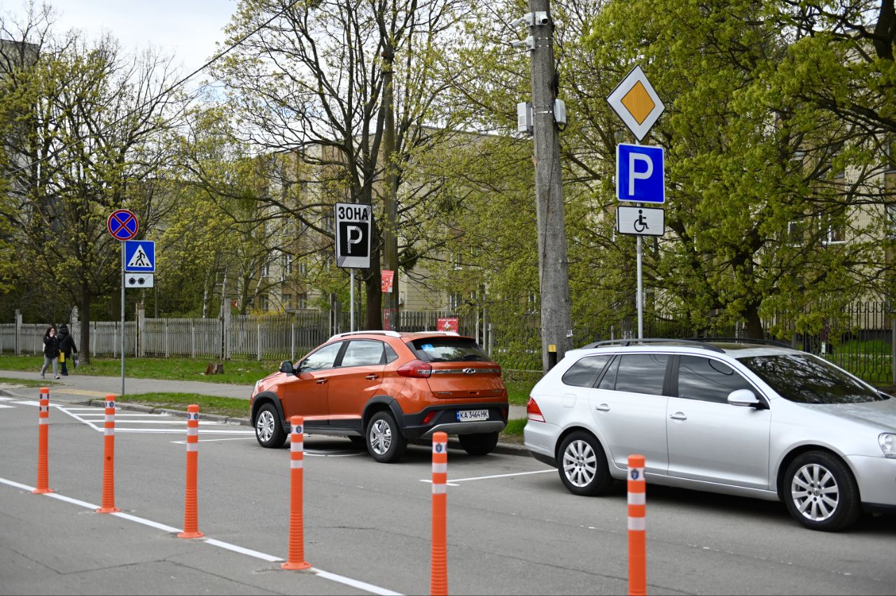 У Києві на вулиці Кричевського впорядкували паркування і рух авто. Фото: КМДА