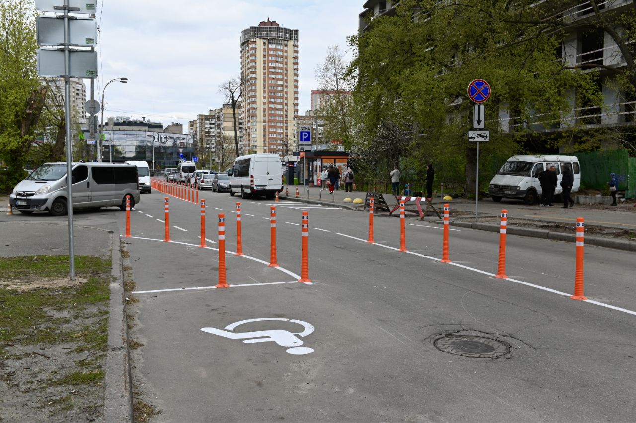 У Києві на вулиці Кричевського впорядкували паркування і рух авто. Фото: КМДА