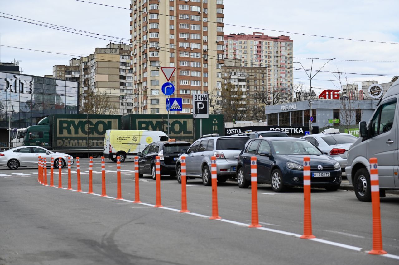 У Києві на вулиці Кричевського впорядкували паркування і рух авто. Фото: КМДА