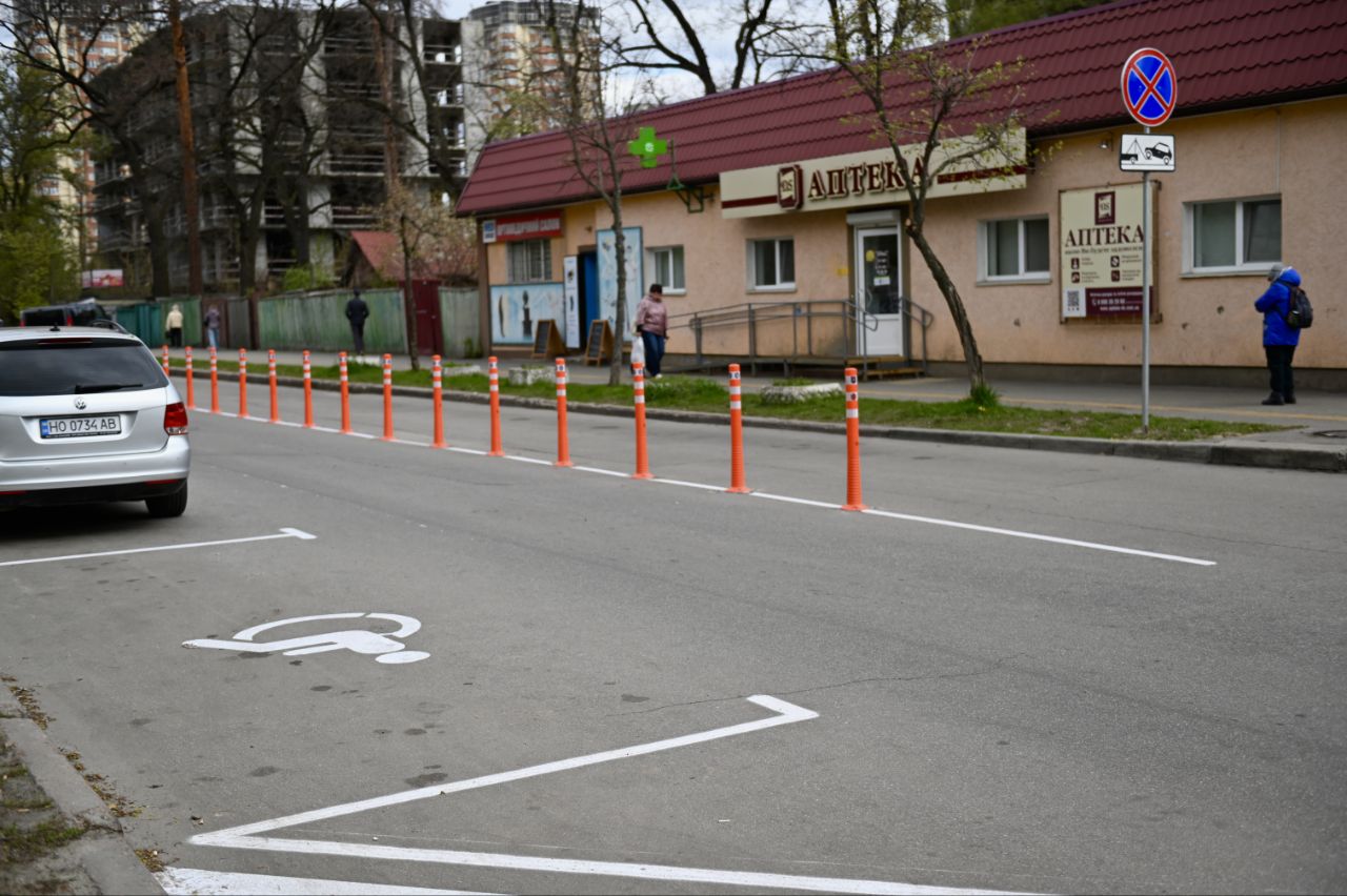 У Києві на вулиці Кричевського впорядкували паркування і рух авто. Фото: КМДА