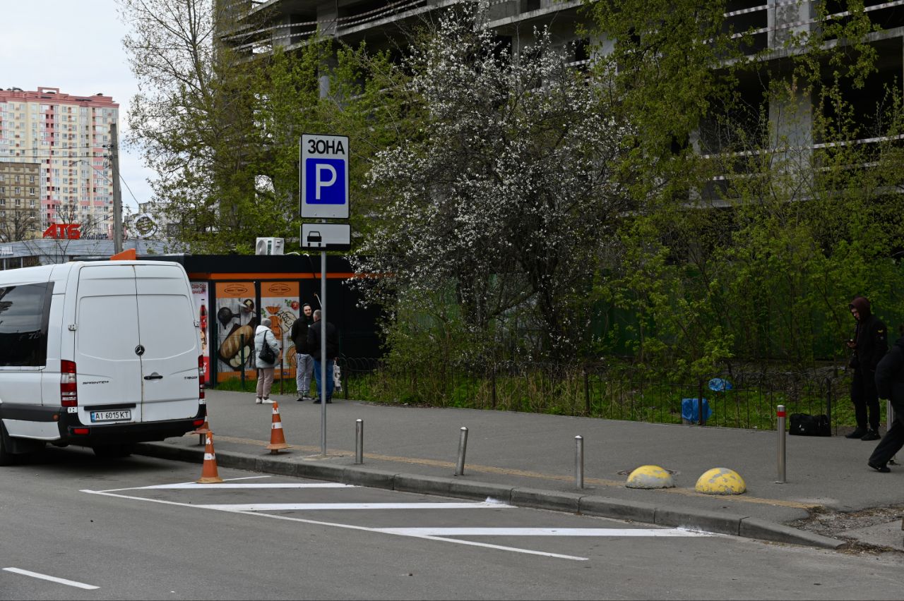У Києві на вулиці Кричевського впорядкували паркування і рух авто. Фото: КМДА