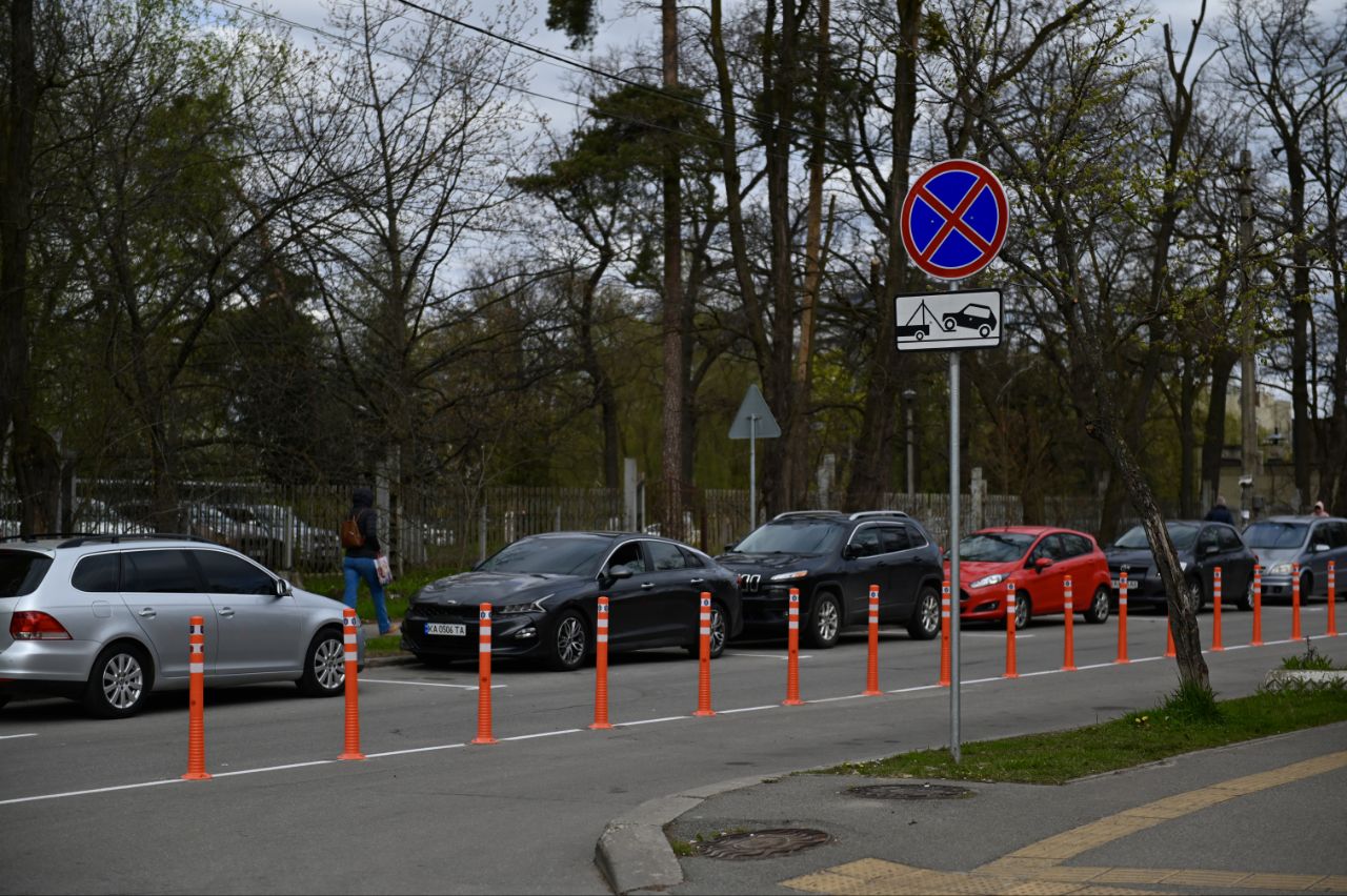 У Києві на вулиці Кричевського впорядкували паркування і рух авто. Фото: КМДА