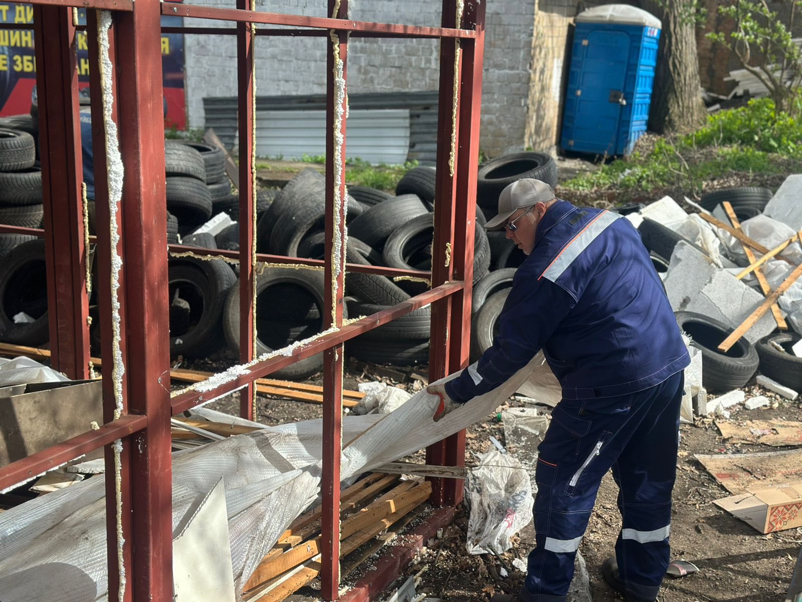 У Києві протягом тижня у п’яти районах Києва демонтовано 42 об’єкти. Фото: facebook.com/kyivblagoustrii