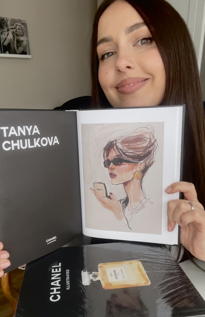 Тетяна Чулкова з книгою Chanel Illustrated