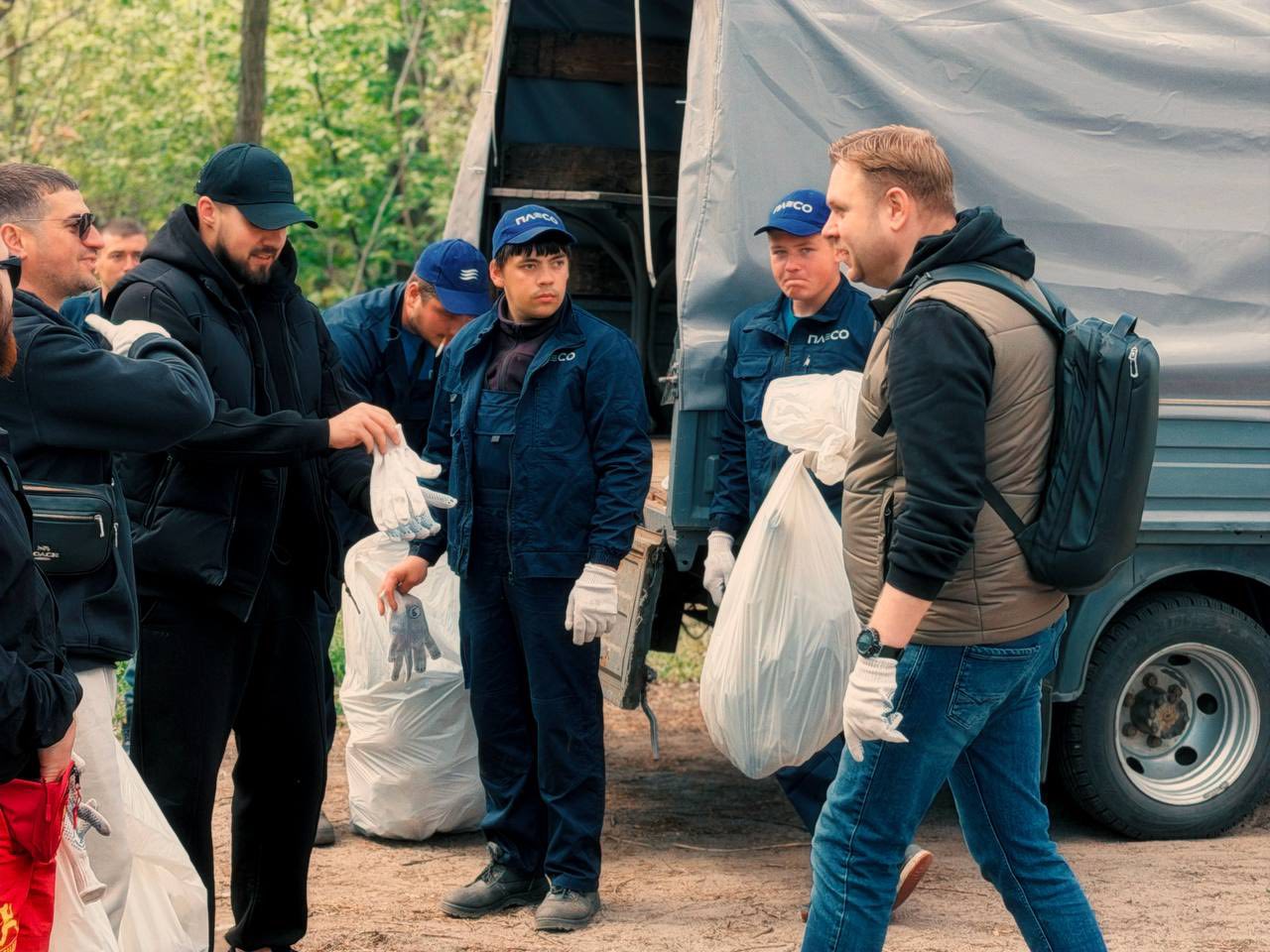 У Києві комунальники влаштували особливу толоку. Фото: facebook.com/pleso2016