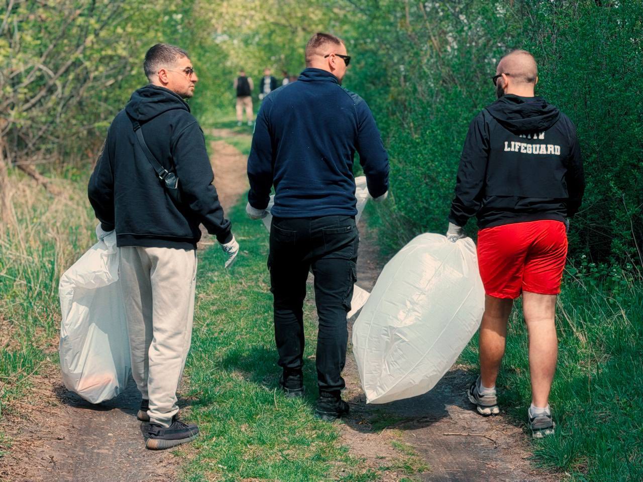 У Києві комунальники влаштували особливу толоку. Фото: facebook.com/pleso2016