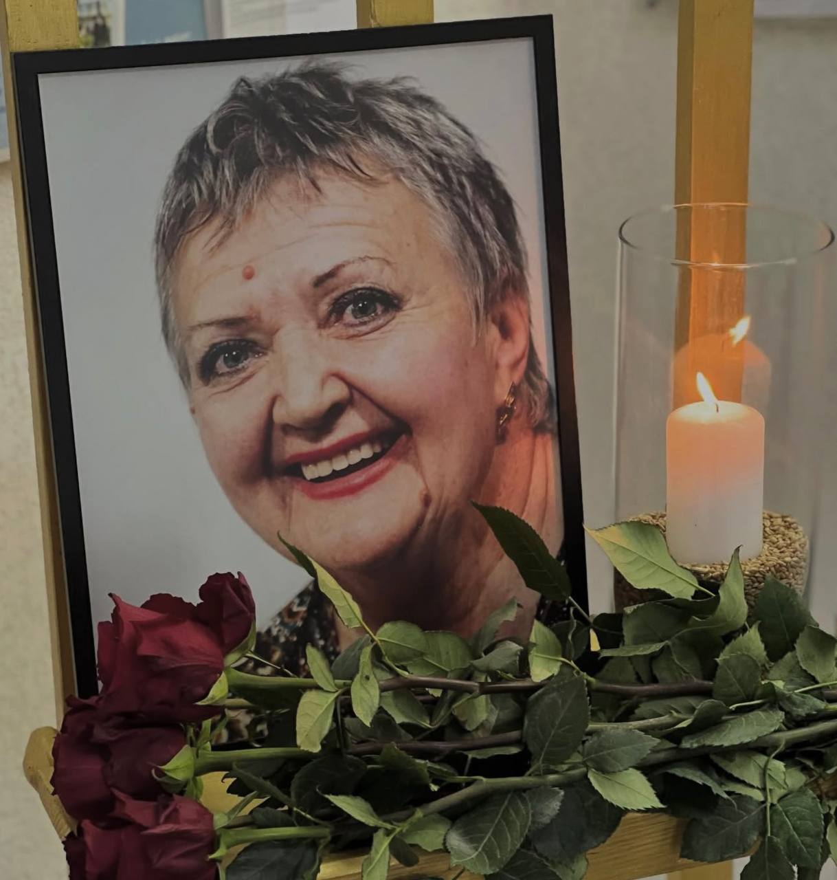 У театрі вшанували пам'ять акторки Любові Костенко. Фото: instagram.com/oksana_otf