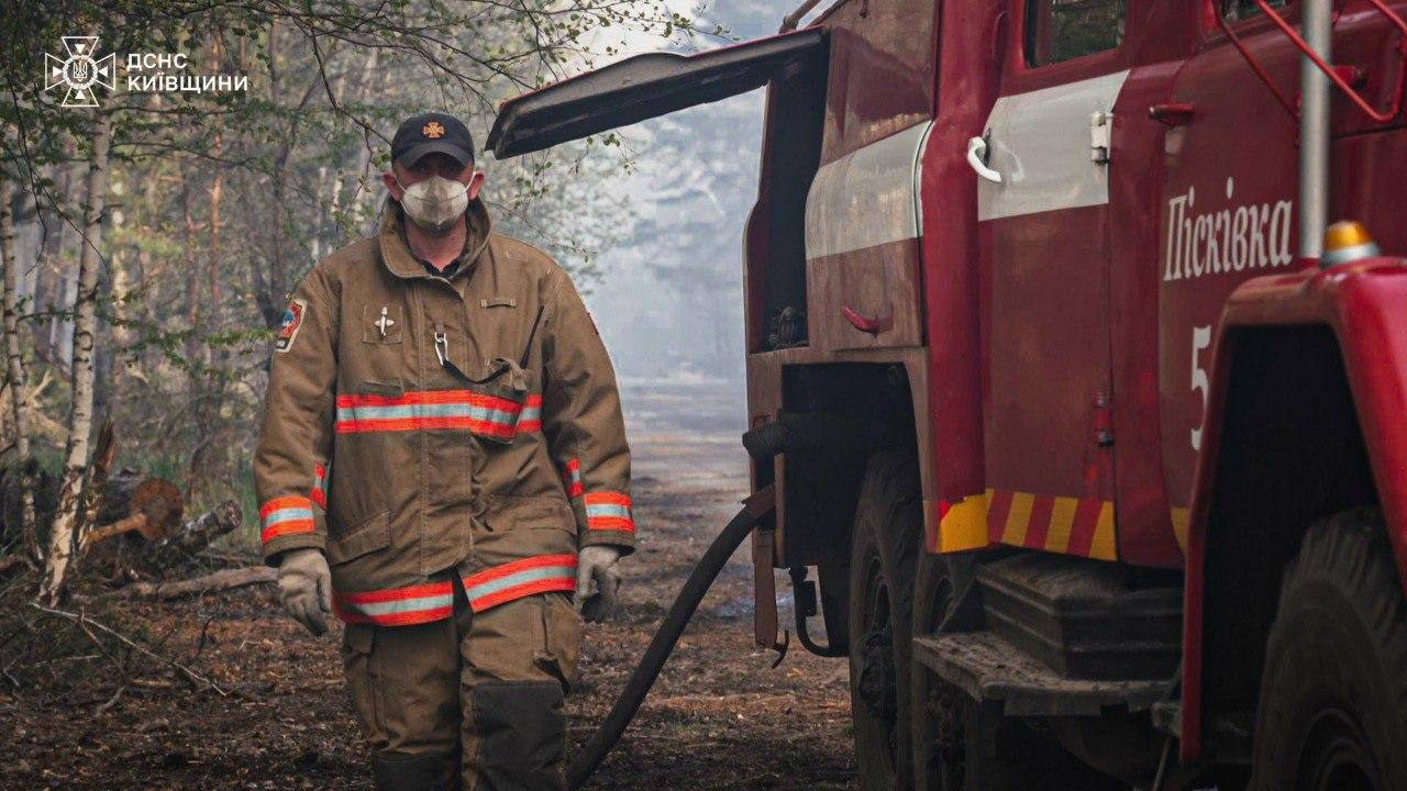 У Зоні відчуження на Київщині продовжують ліквідацію пожежі. Фото: ДСНС
