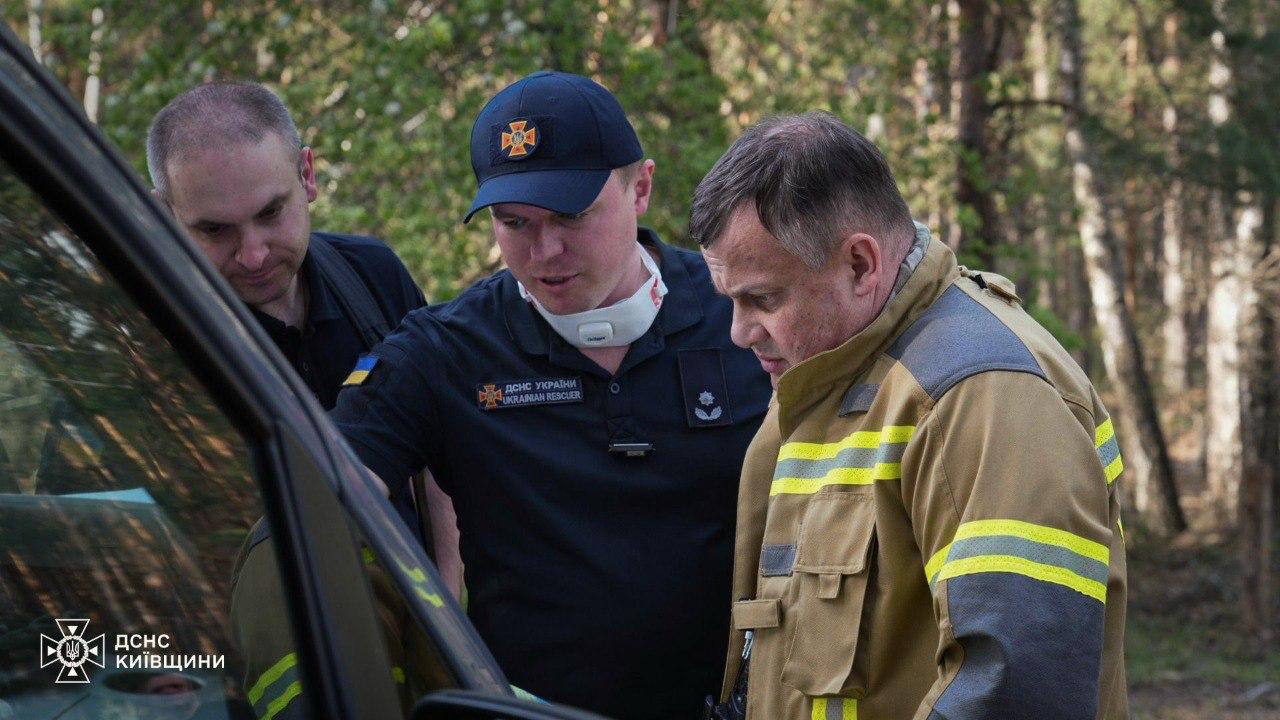 У Зоні відчуження на Київщині продовжують ліквідацію пожежі. Фото: ДСНС