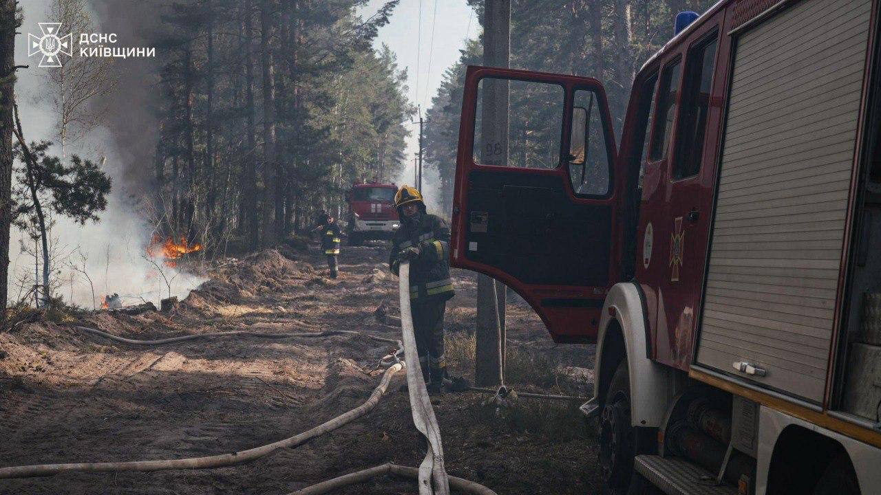 У Зоні відчуження на Київщині продовжують ліквідацію пожежі. Фото: ДСНС