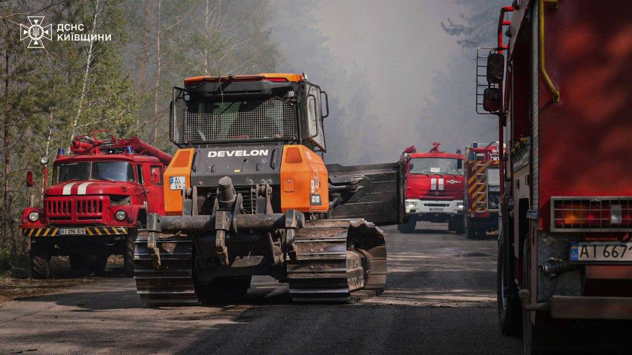 У Зоні відчуження на Київщині продовжують ліквідацію пожежі. Фото: ДСНС
