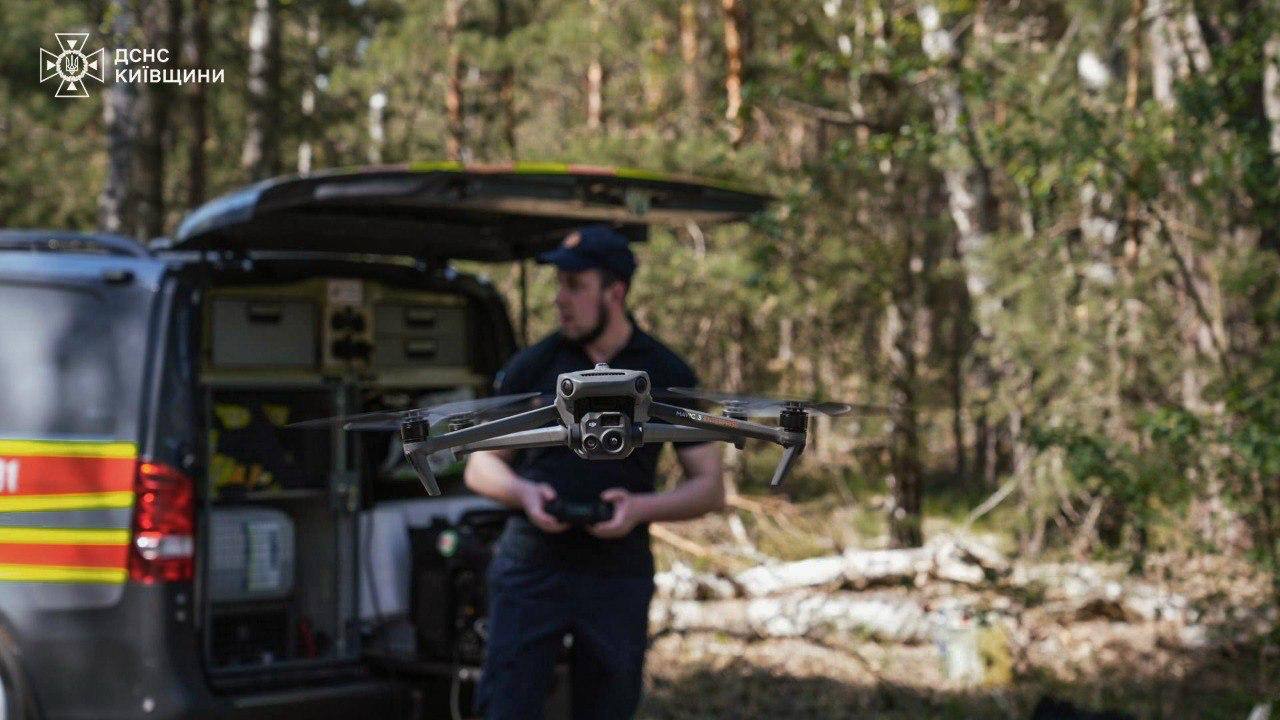 У Зоні відчуження на Київщині продовжують ліквідацію пожежі. Фото: ДСНС