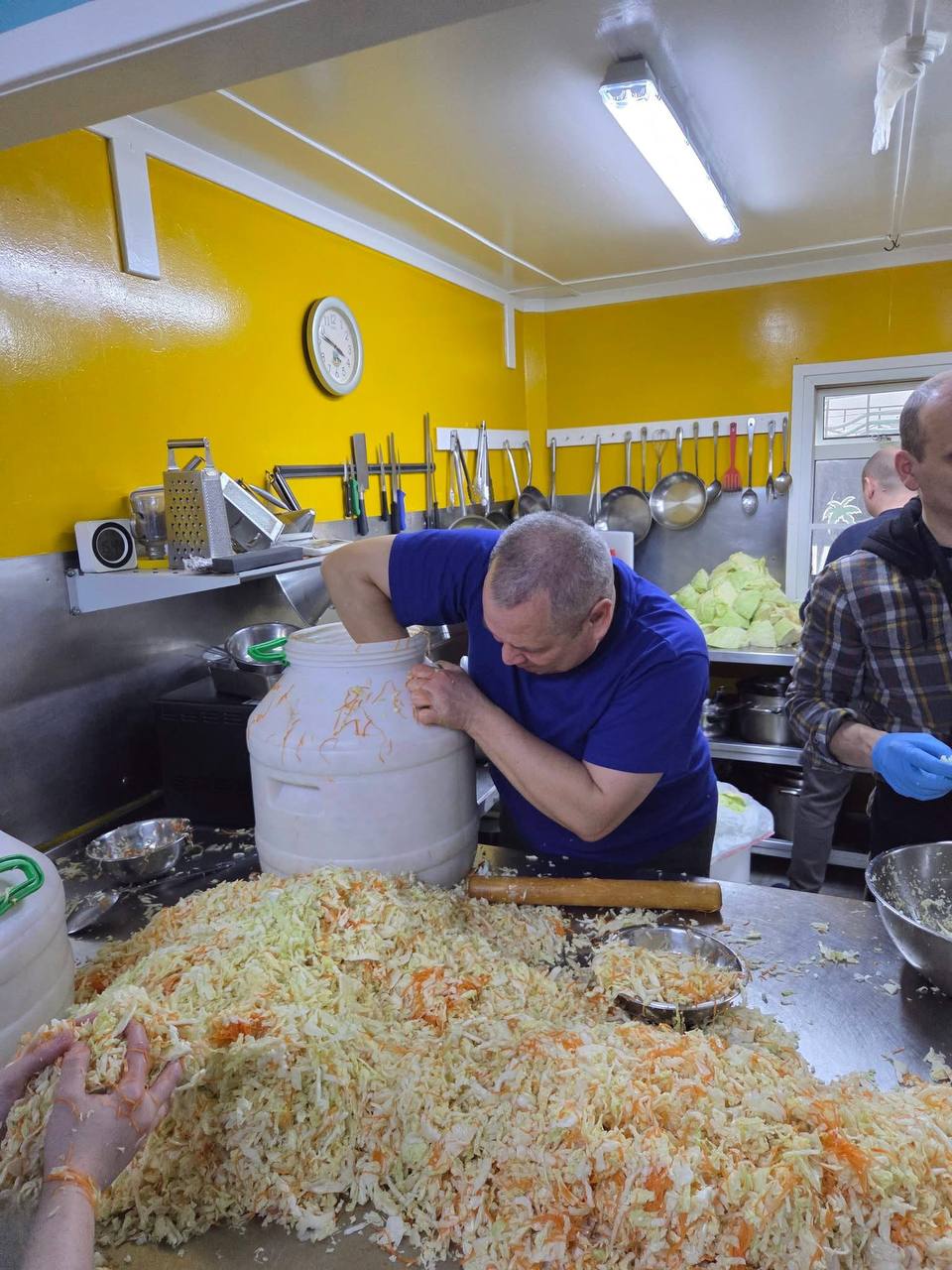 Українські полярники заквасили капусту. Фото: Олександр Мацібура/facebook.com/AntarcticCenter