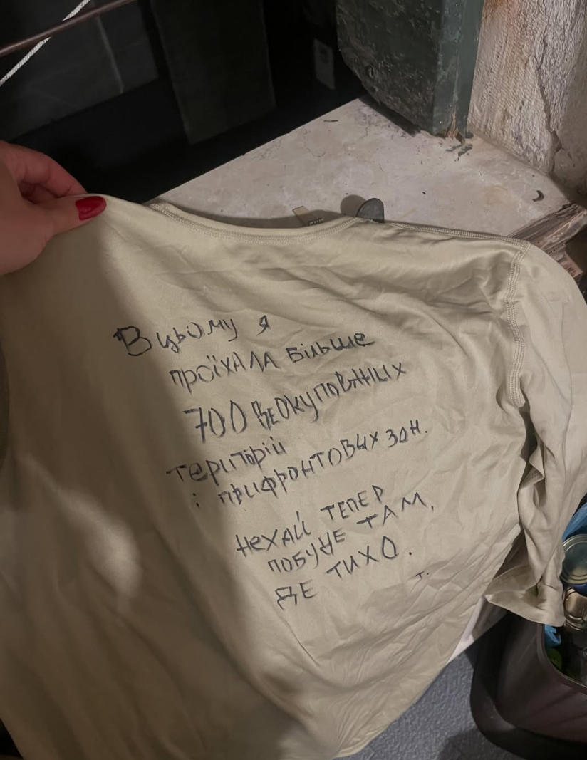Військова форма українських захисників, розвішана на мотузках над вулицею Венеції