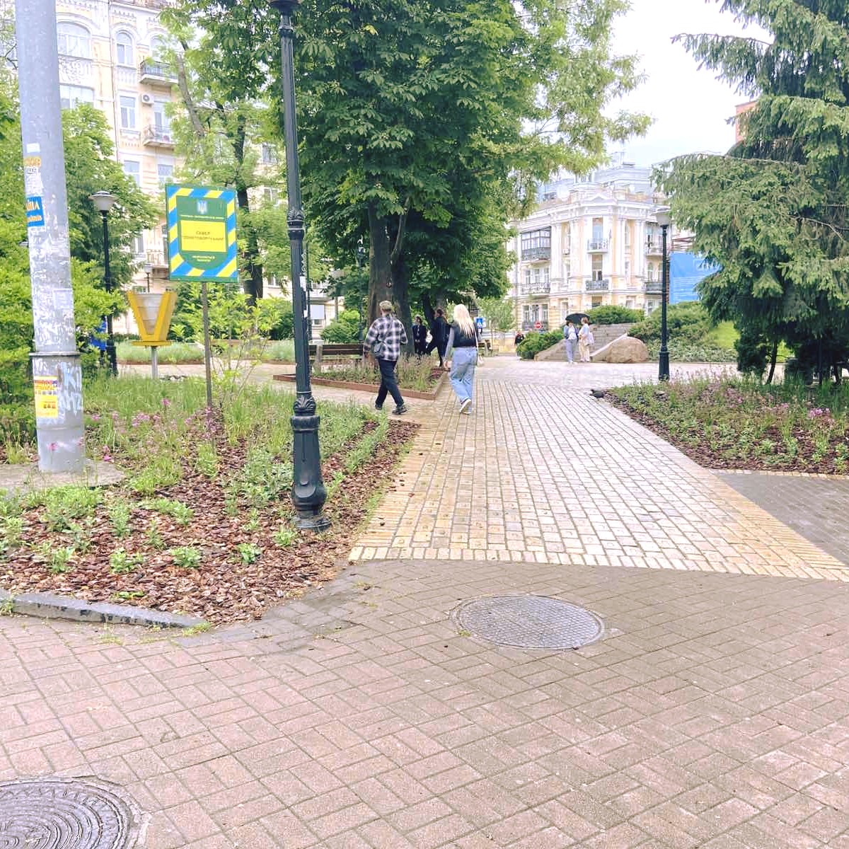 Оновлений сквер на станції метро 
